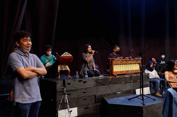 The Yogyakarta Royal Orchestra's conductor/composer, Joko Joko Suprayitno, and musicians in a preparation session / Halida Bunga Fisandra