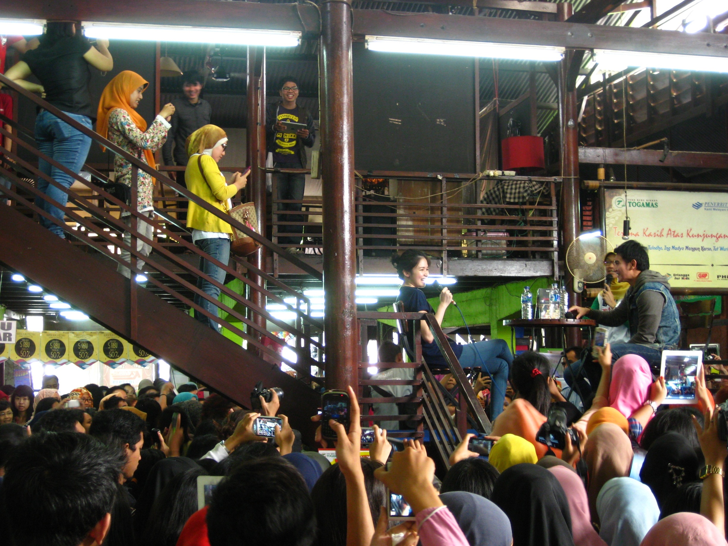 The most popular films of recent years were adapted from novels. This crowd has gathered in a bookshop in Yogyakarta to meet Vino Bastian and Laura Basuki, lead actors in the film adaptation of Madre (2013), based on Dewi Lestari’s 2011 short story of the same name. (Meg Downes)