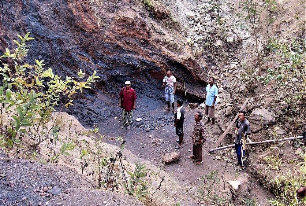 A community manganese mine, South Central Timor. Most miners work in a community and social issues are addressed through traditional structures. (Hannah Ling) A group of miners stand near a community manganese mine, South Central Timor.